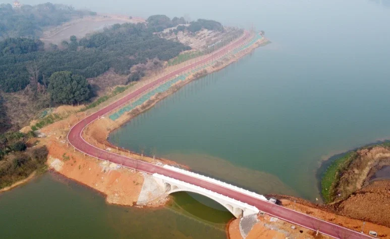 环赛城湖南岸绿道项目以自然景观为依托,规划在近岸水域铺设绿道