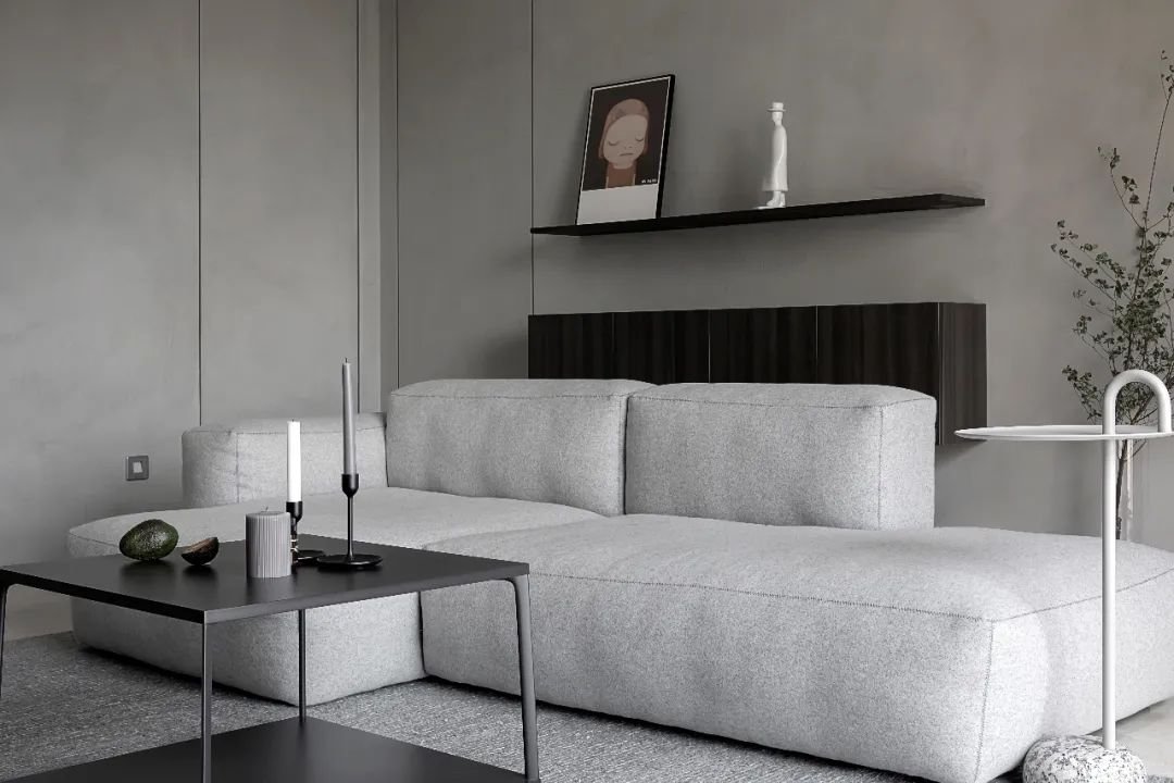 模块化的浅灰色布艺沙发给人以淡雅舒适的感觉,与背景,地毯的灰色