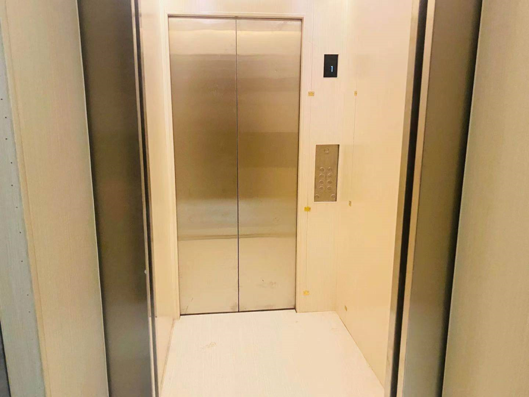 电梯为双开门.