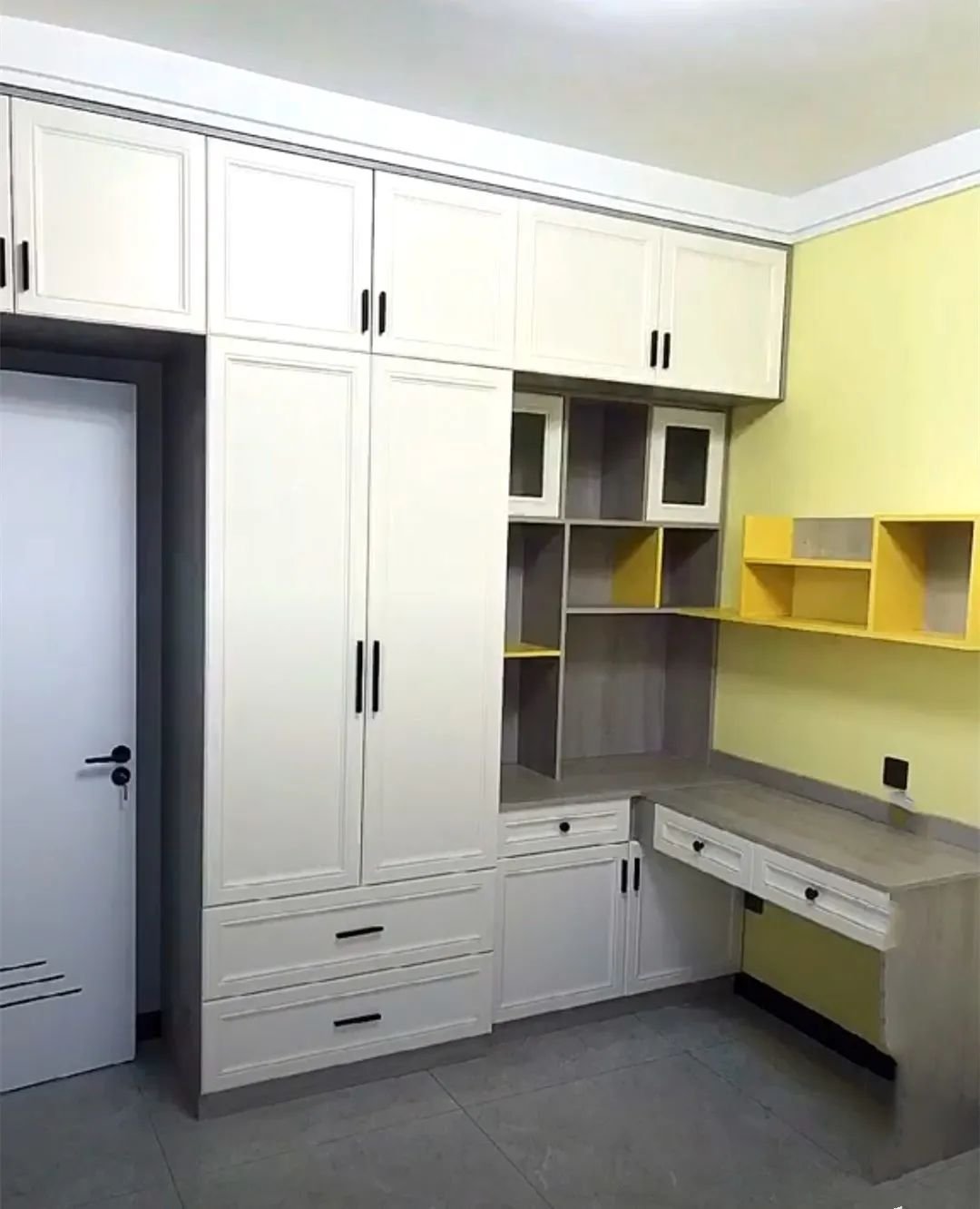 衣柜靠墙处掏个洞,装个半内嵌的转角书桌,小户型这么设计省空间