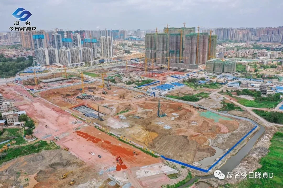 这么久终于开始正式动工了不远处的广外附设茂名实验学校已经动工许久