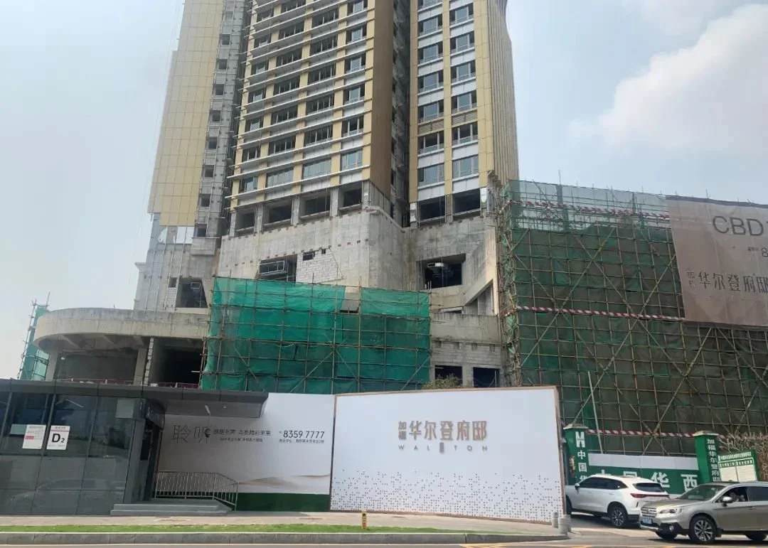 加福华尔登府邸位于福强路和国花路交汇处,与香港隔河相望.