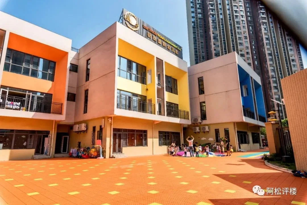 幸福湾自带3所幼儿园,其中有一所已开园,另有两所在规划中.