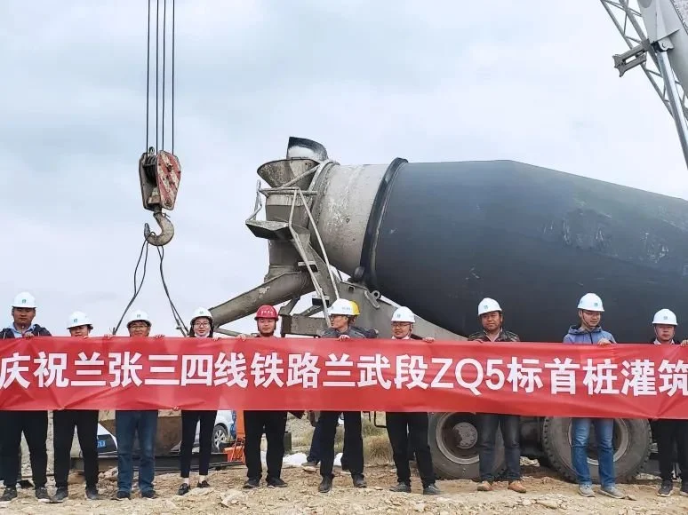 再夺全线第一兰张三四线铁路项目首个钢盖梁成功架设