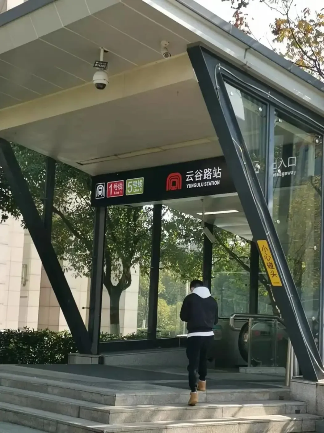 从这里到融创茂,塘西河公园都只需坐1站地铁; 商业上