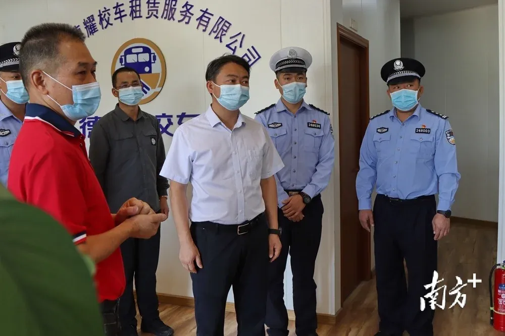 全力筑牢校车安全防线和学生疫情防控“安全网”罗振宇赴校车租赁服务企业督导检查