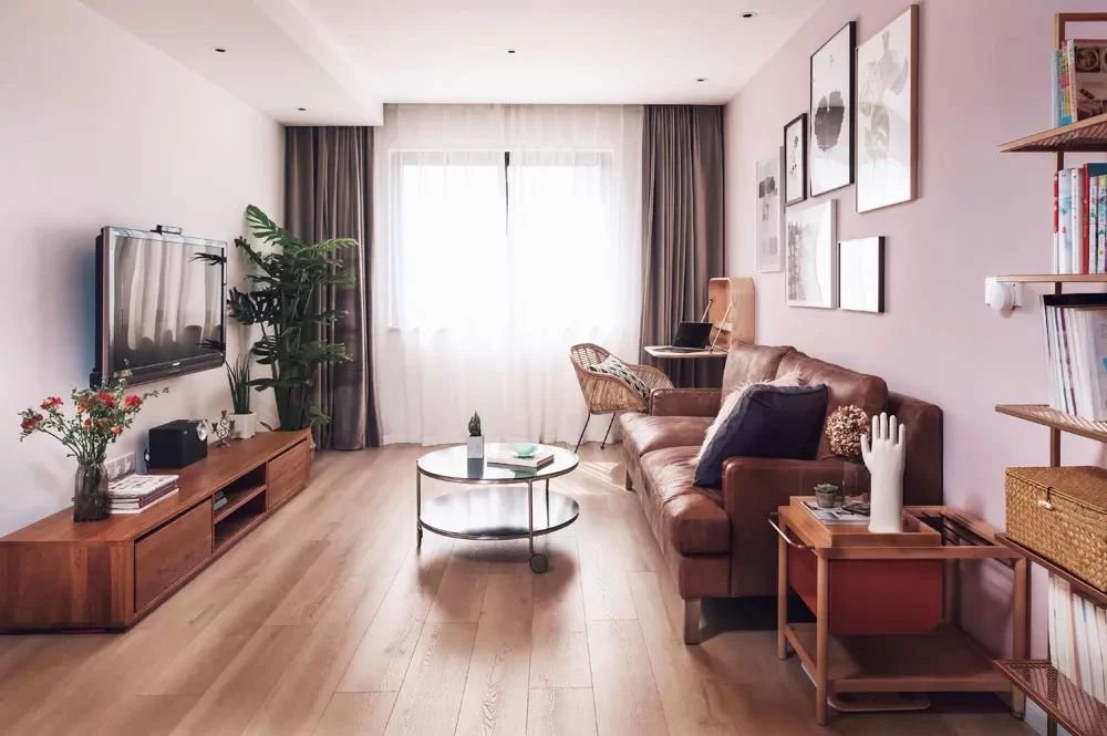 简约风格两居室装修效果图，粉色沙发墙超清新！