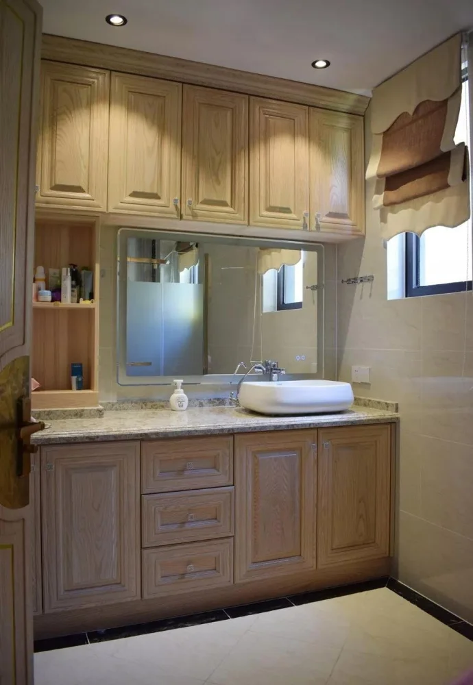 卫生间很能展现屋主的生活品质,用浅色地砖搭配原木色橱柜让整个空间