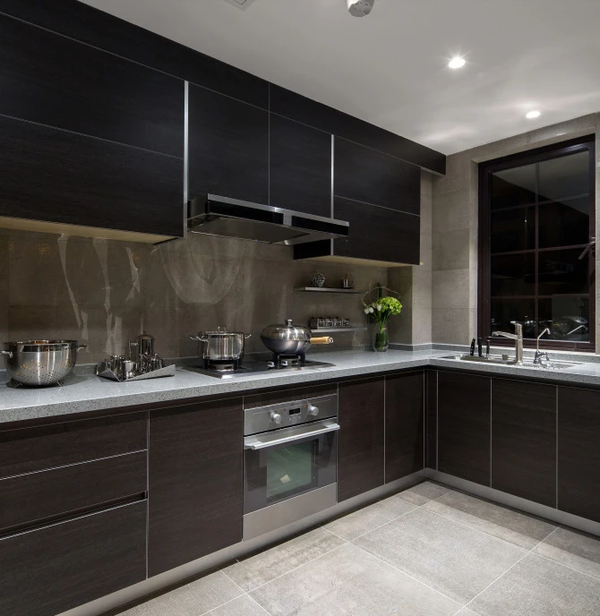 厨房,黑色的橱柜柜体与亚光灰色地砖上墙,高雅的颜色给人一定的视觉