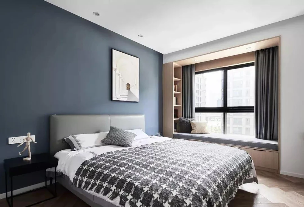 主卧床头背景墙刷上更内敛的灰蓝色系,浅灰色皮质床靠背搭配千鸟格床