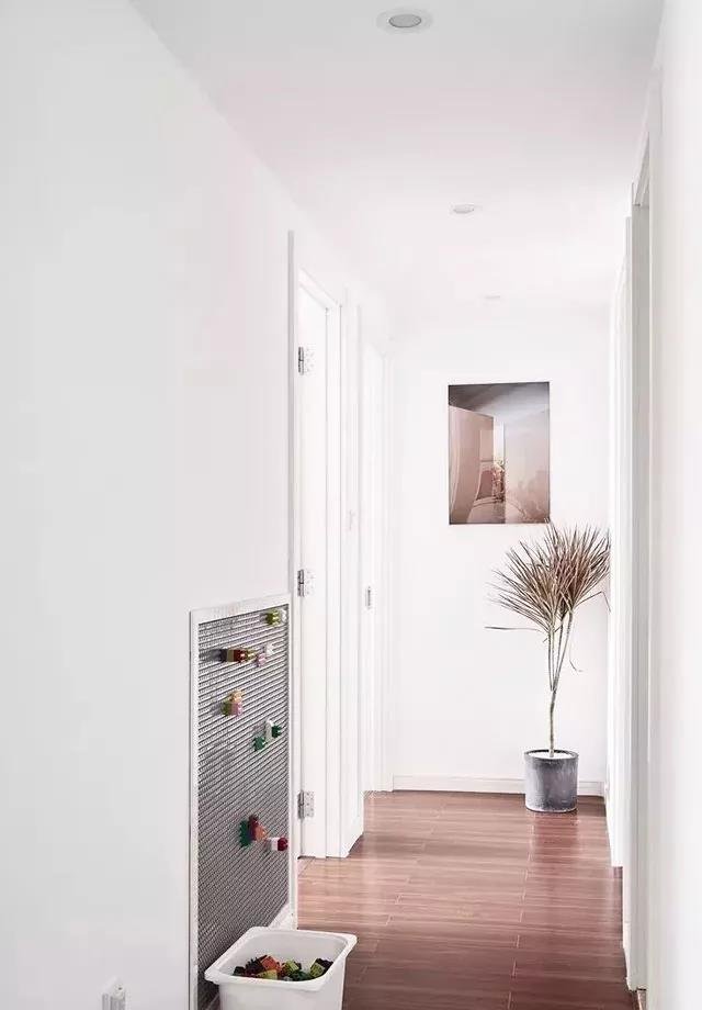 全屋只刷大白墙，通铺深色木地板，也能很漂亮！