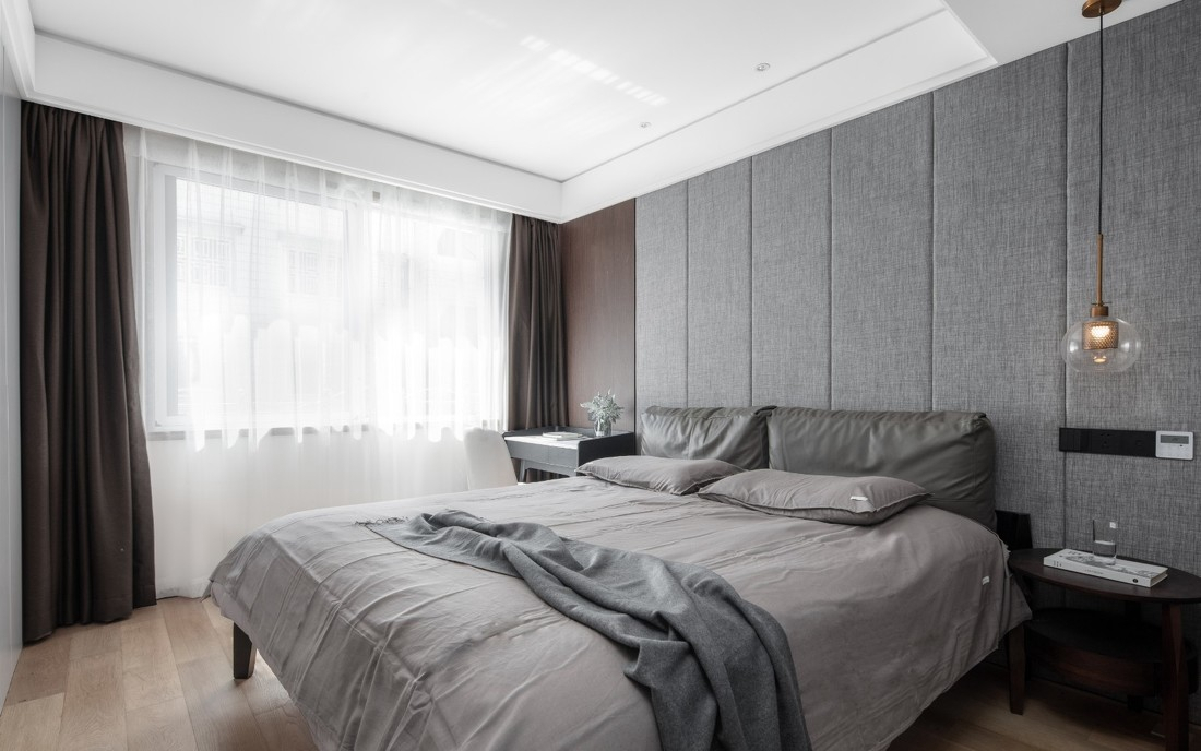 床头背景墙用床头亚麻布硬包做墙面装饰,增加空间的温馨度