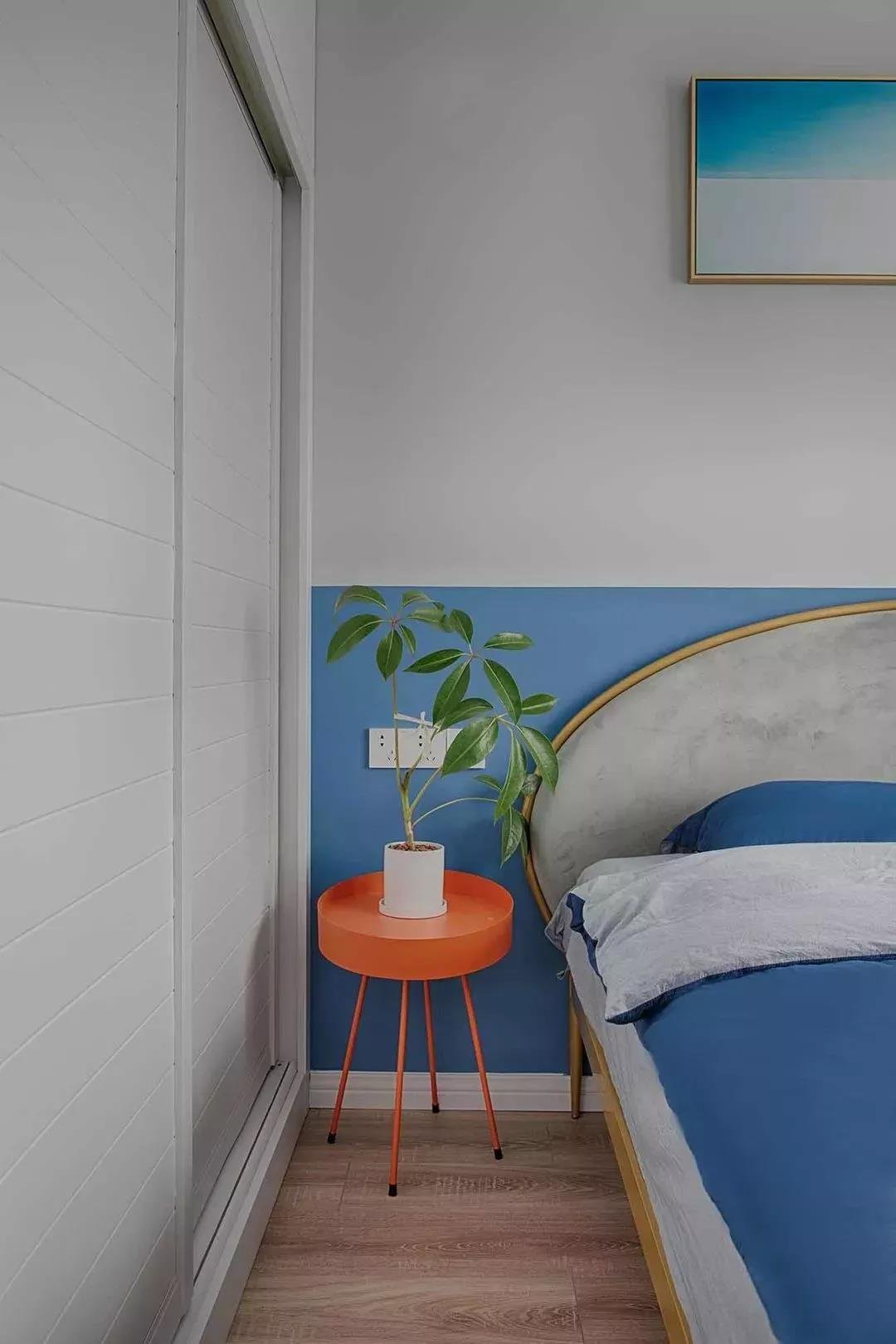 蓝白拼接墙面，从客厅美到卧室，床和书桌一体