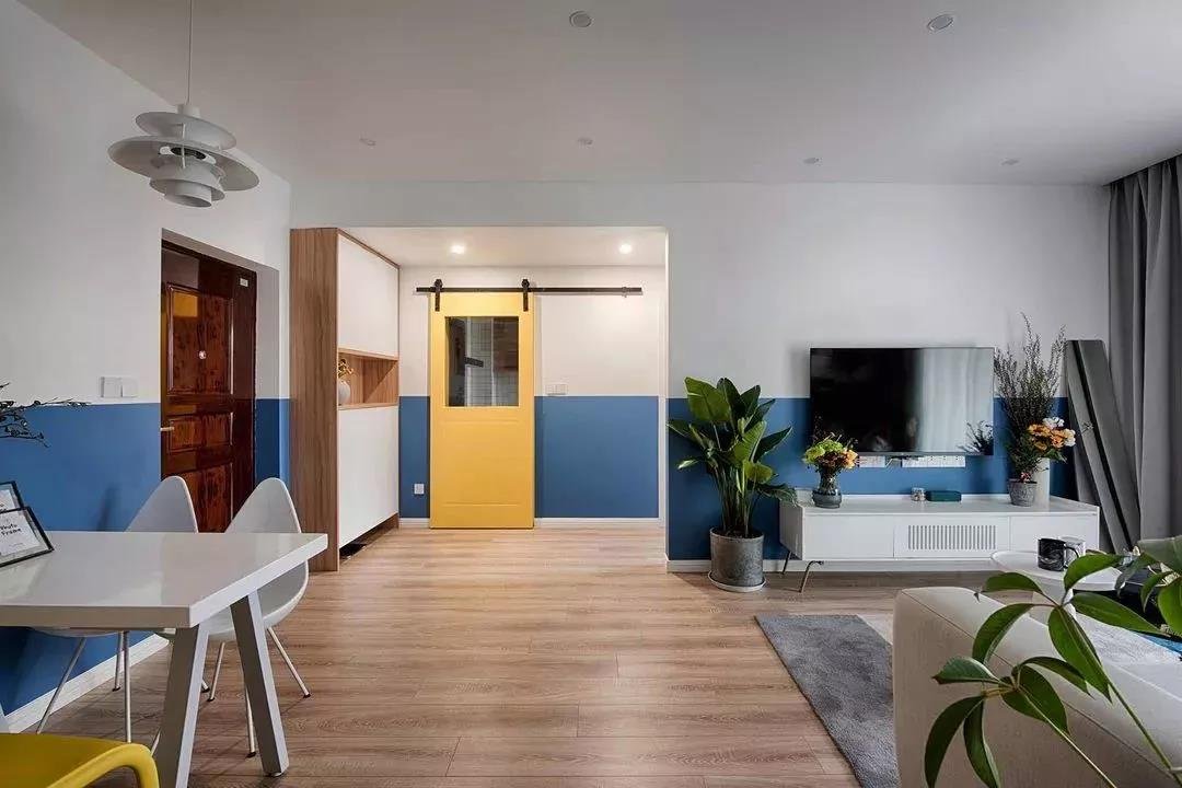 蓝白拼接墙面，从客厅美到卧室，床和书桌一体