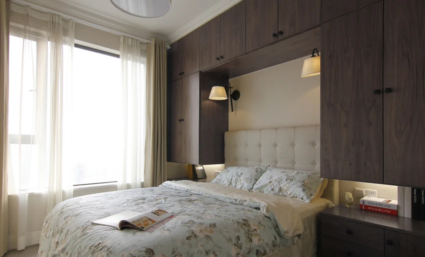 卧室床头柜的设计十分有特色,木质衣柜式的既装饰了外观又增加了实用