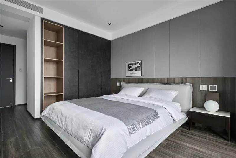 卧室整体偏灰色调,到顶的大面积衣柜,充分满足了储物空间.