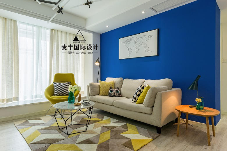 高雅的蓝色沙发背景墙活跃了空间,用现代的表现力汇聚成一个时尚与