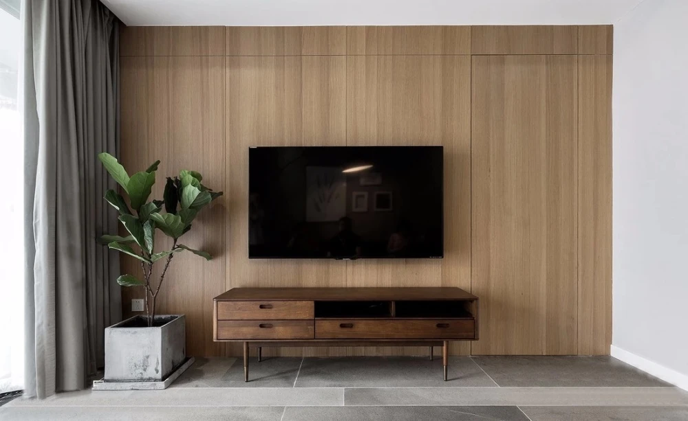电视背景墙是原木的木质板,让整个空间的视觉感更加统一自然.