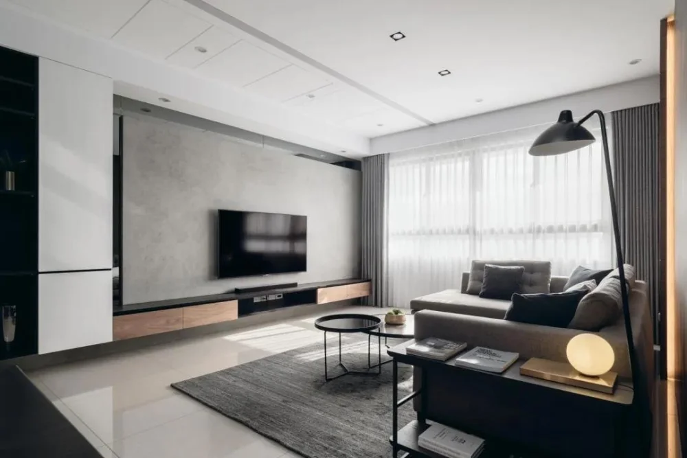 电视墙整体简约灰色的墙面,以悬空的电视柜设计,结合木色与黑白色元素