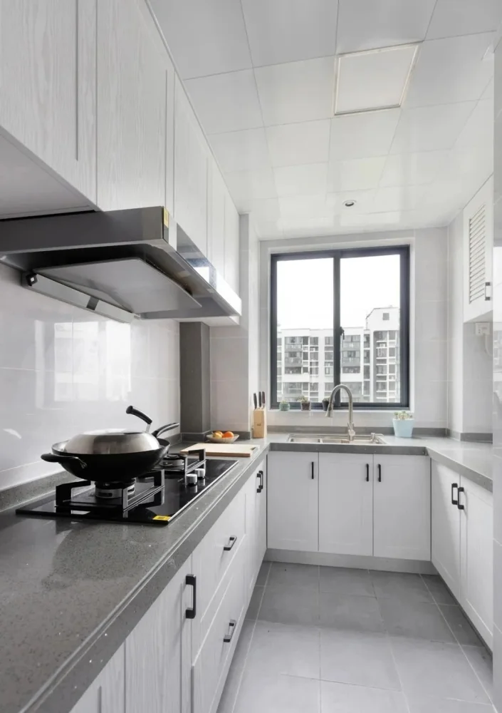 厨房u型布局 整体定制白色橱柜 搭配灰色台面与地面 干净清爽易打理