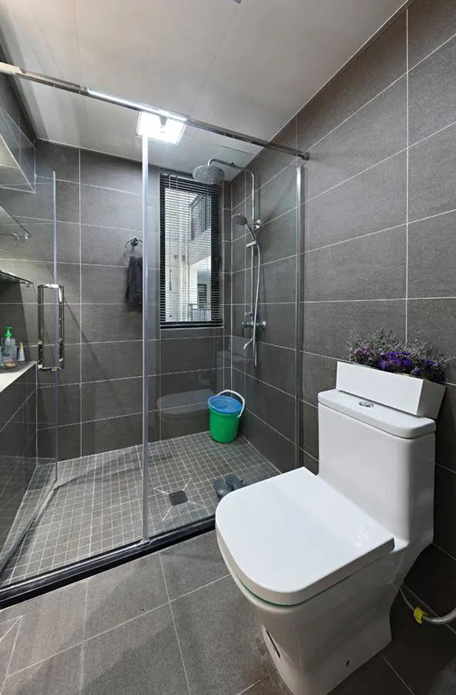 卫生间做了干湿分离设计,地面直接用了小马赛克地砖不仅防滑而且大浴