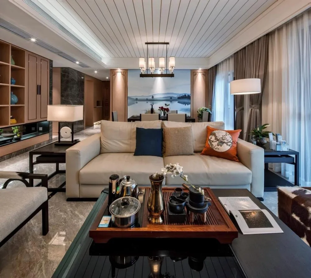 客厅整体的横厅的空间,以稳重端庄的空间与家居布置,营造出一种儒雅