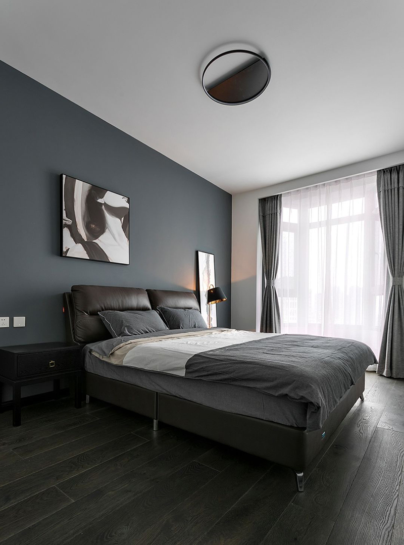 客卧简约有质感,深灰色和大面积白色墙面,视觉上扩大空间面积.