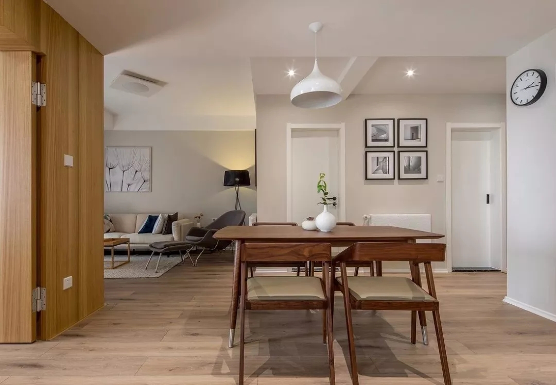 现代风格三居室装修案例，99平米的房子装修多少钱？