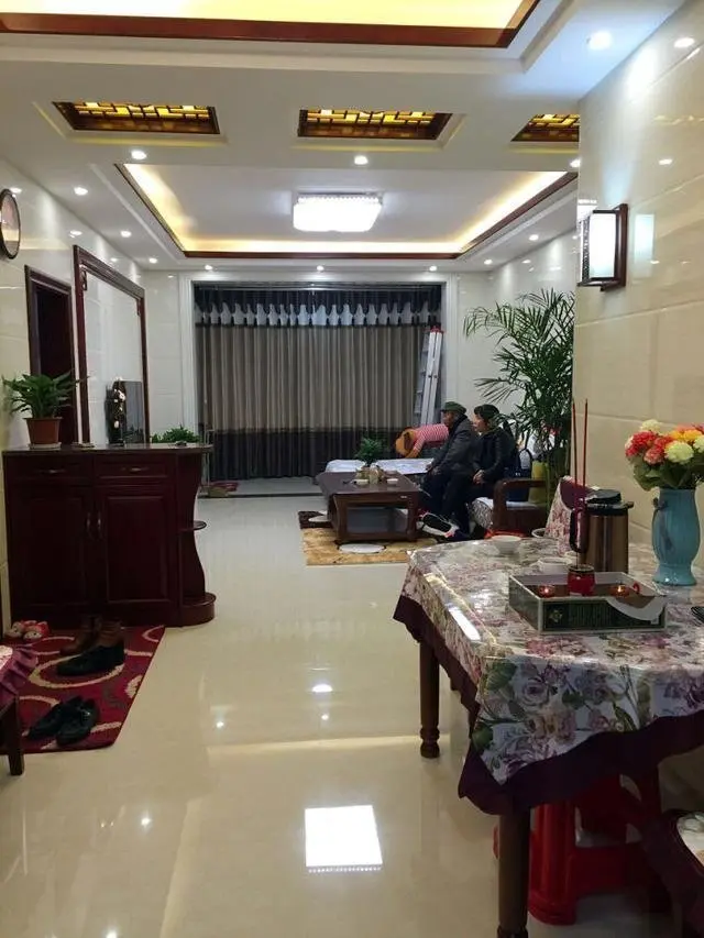 装修新房客餐厅全贴墙砖木质材料用的最多就是喜欢这种质感