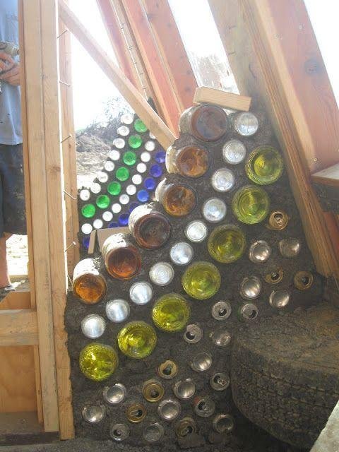 过年喝剩的啤酒瓶,把它砌成一堵墙放家里用处大,亲戚串门直夸妙