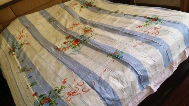 除了床单以外,家里有些老旧的东西