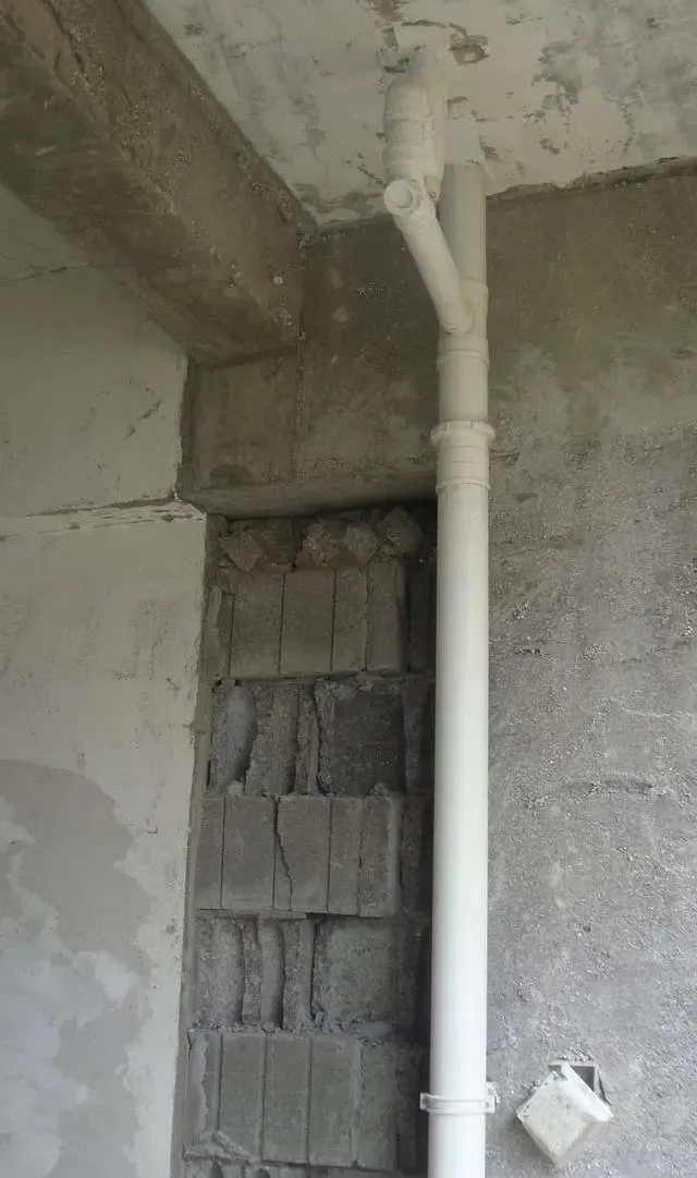 阳台下水管多个弯管丑的扎眼还好师傅厉害做个吊柜遮住了它