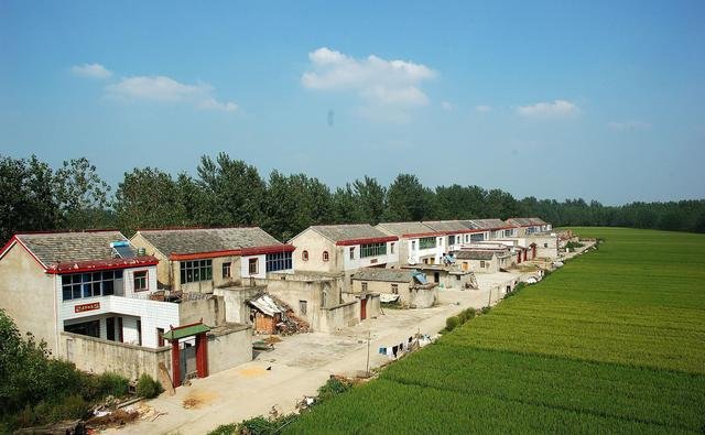 农村自建房不敢盖，要统一建房是真的吗？