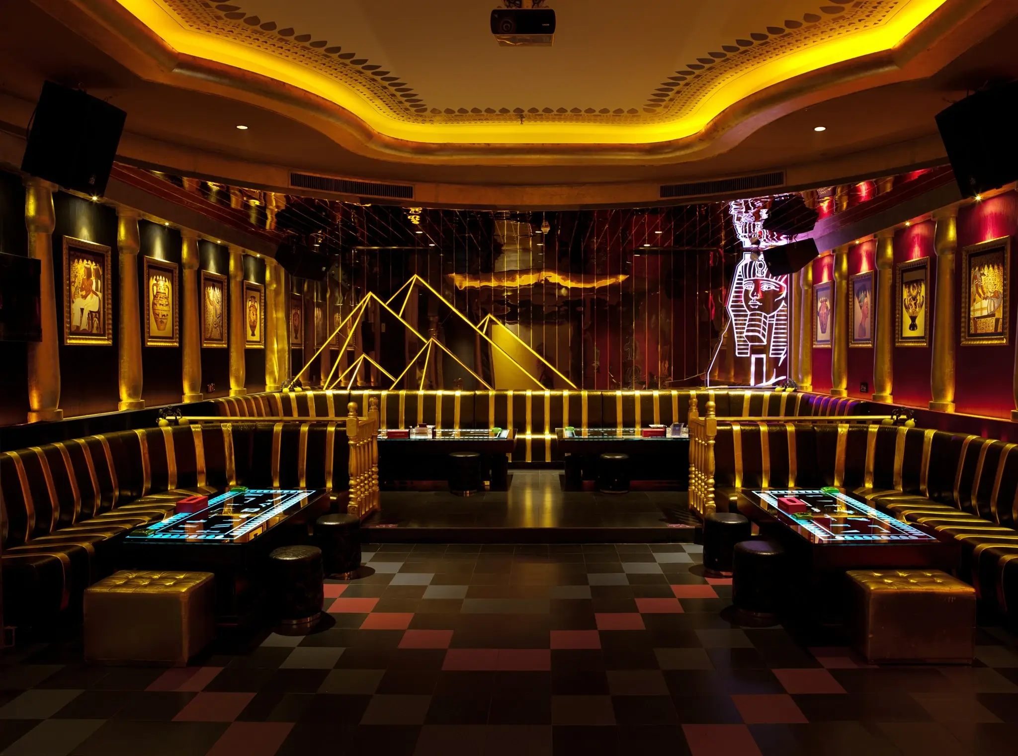 具体到项目作品是我们2012年做的深圳欢乐盛ktv(车公庙店),我们设计