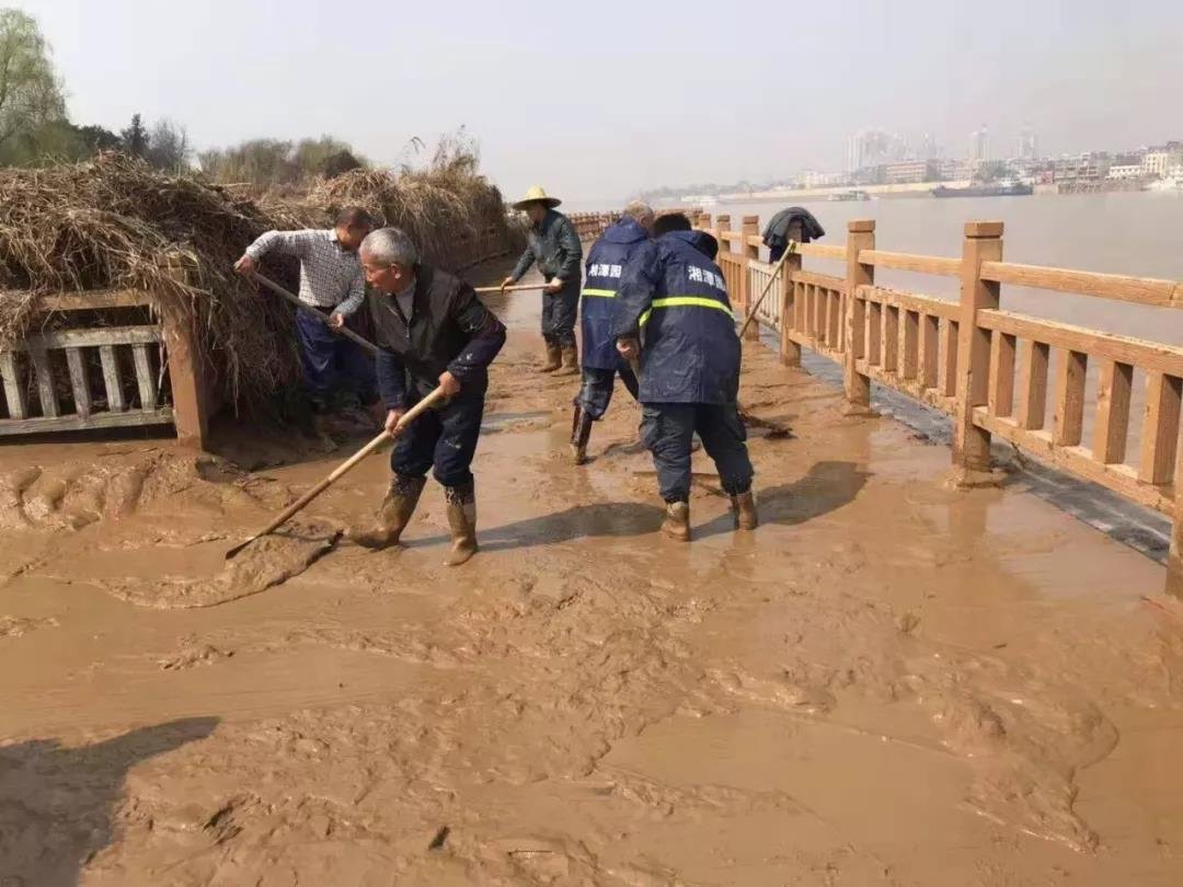 洪峰过后，湘潭园林人清淤忙