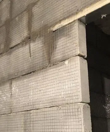 1,新建墙体的轻体墙,必须要挂网,抹灰再上瓷砖.