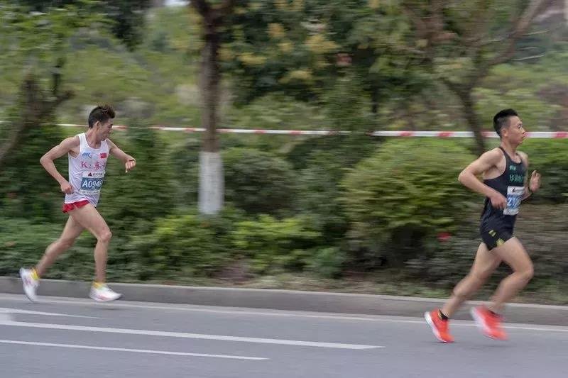 2.2万人参赛，四渡北江，今年的清远马拉松中国选手夺得“全马”！