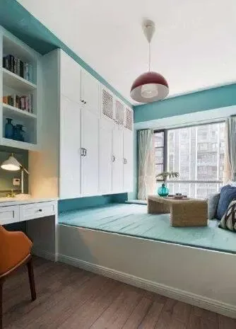 要不要将榻榻米柜子做到顶,取决于大家,这两种都各自有各自的优缺点