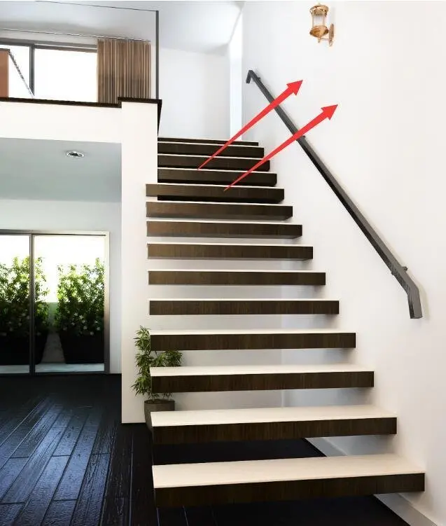 为了使衣帽间不会占用楼梯上的空间,我们可以在楼梯旁边的墙壁上设计