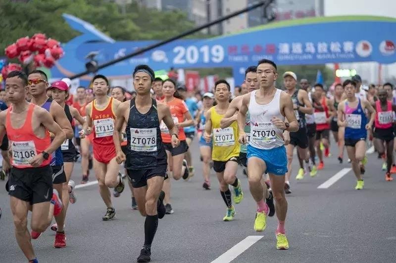 2.2万人参赛，四渡北江，今年的清远马拉松中国选手夺得“全马”！