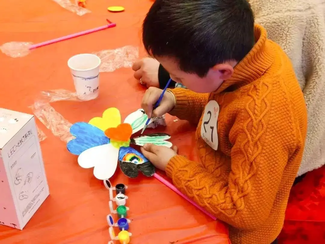 春风送暖多彩万达巧手风车彩绘diy亲子活动欢乐落幕