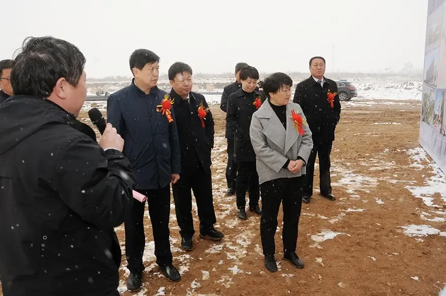 元/平方米在线咨询副市长李宏出席仪式并宣布集中开工,区长费再宏讲话