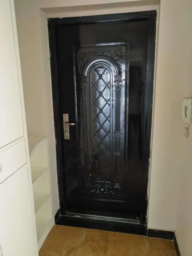 铺完砖地面却比防盗门门槛高了2公分!瓦工甩锅:开发商做了地暖