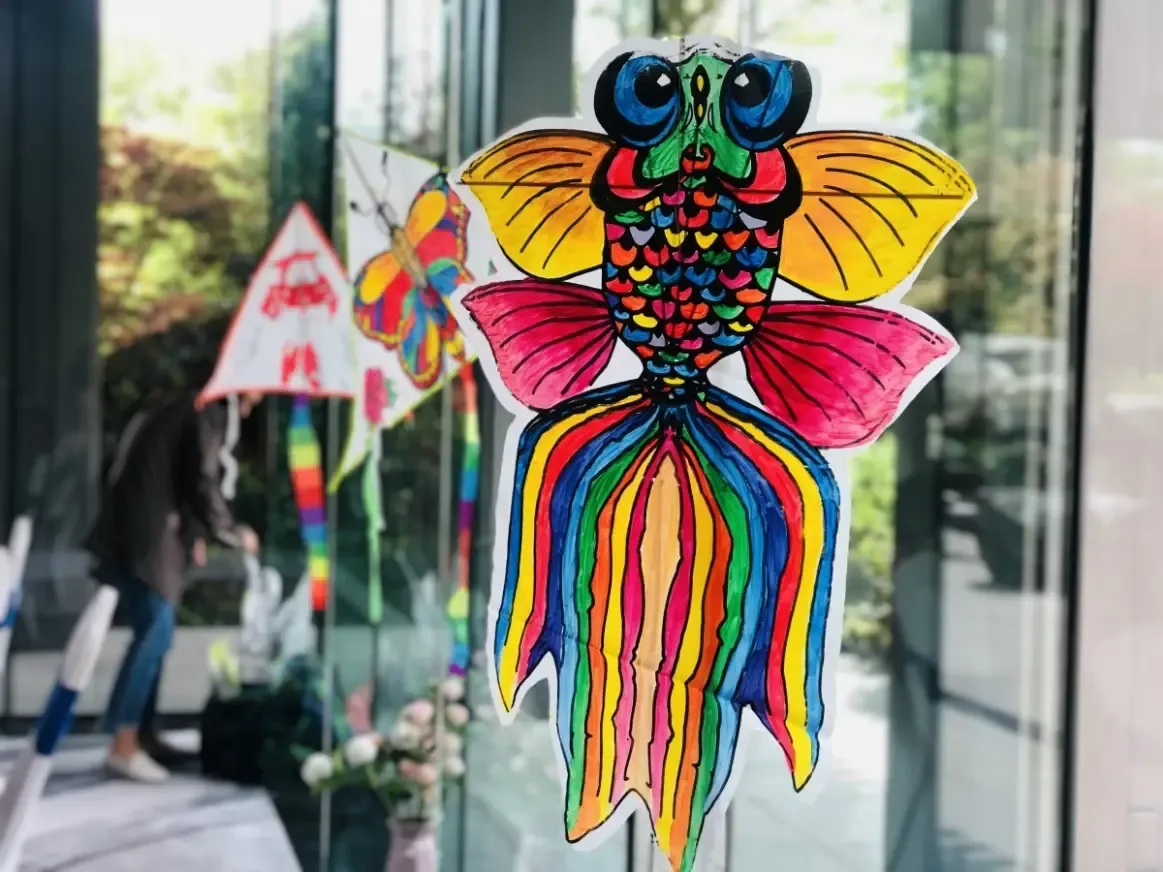 纸,再增添颜料与色彩 栩栩如生的形象便从这里孕育而生 精湛的风筝