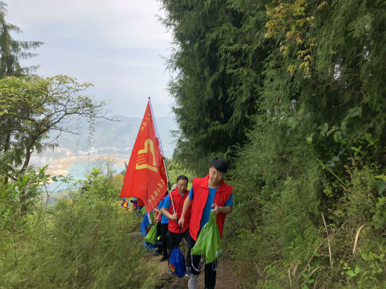 40名志愿者徒步30公里 “筑梦天使”爱行巫山