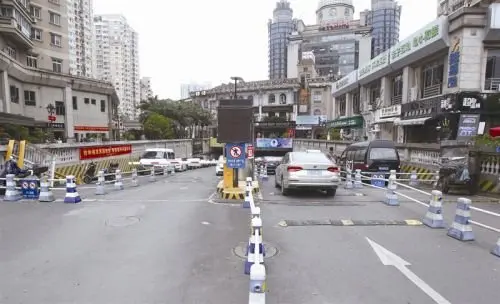 欧洲城车库市政道路变停车场 是谁给了物业这个权力？