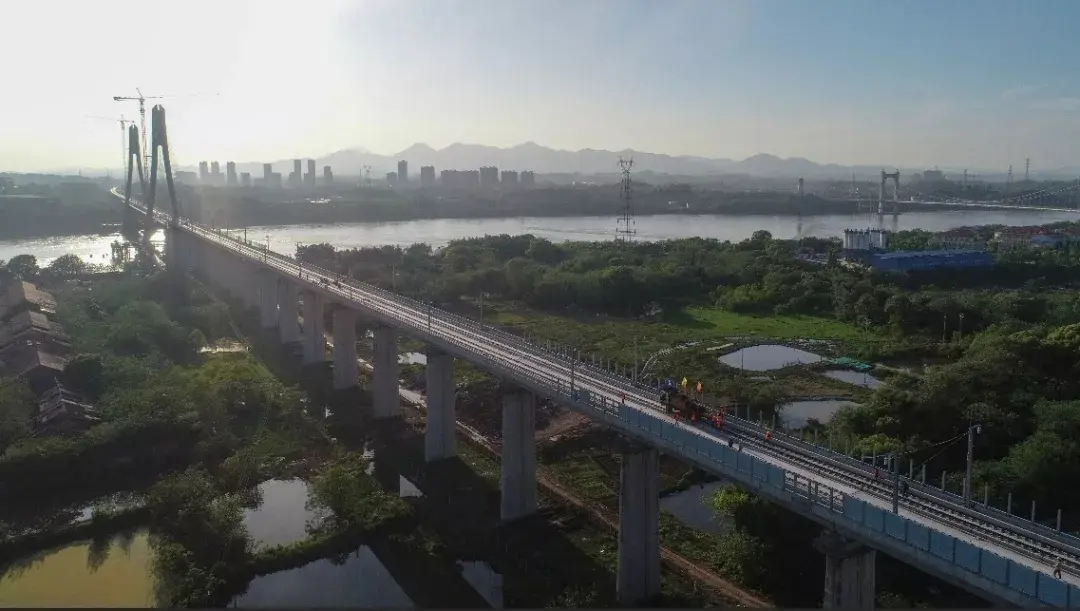 中国首座大跨度高铁斜拉桥开始铺轨！昌赣客专通车倒计时！