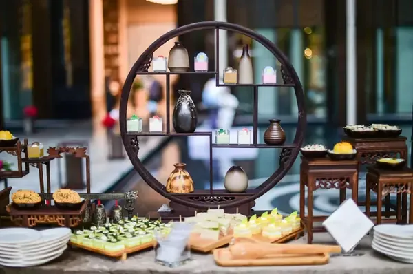 精美茶歇示意图一边品鉴古筝演奏,观赏美丽园景等精彩活动,一边可