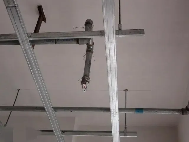 又改成公寓,这就变成了公共建设,国家消防规定公共场所消防必须做到位