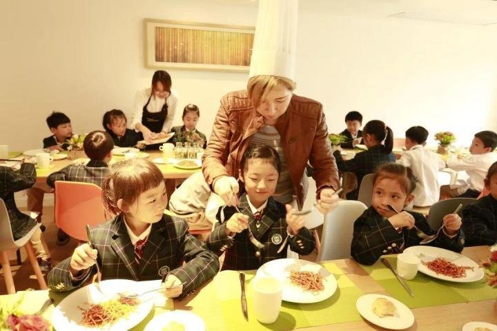 在餐厅教学？！孩子们收获了有滋有味的“课程大餐”